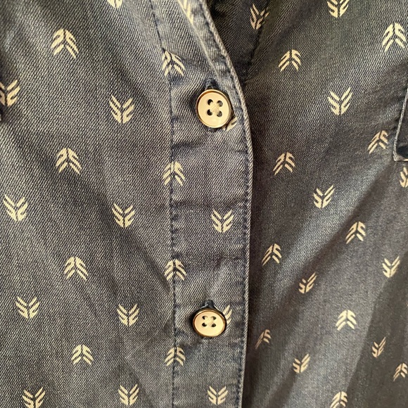 Zach’s Girlfriend Blue S/S Chambray Blouse with Arrow/Chevron pattern. Size S. - Picture 3 of 6